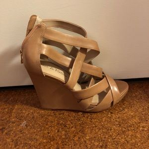 Pour la Victorie nude leather wedges